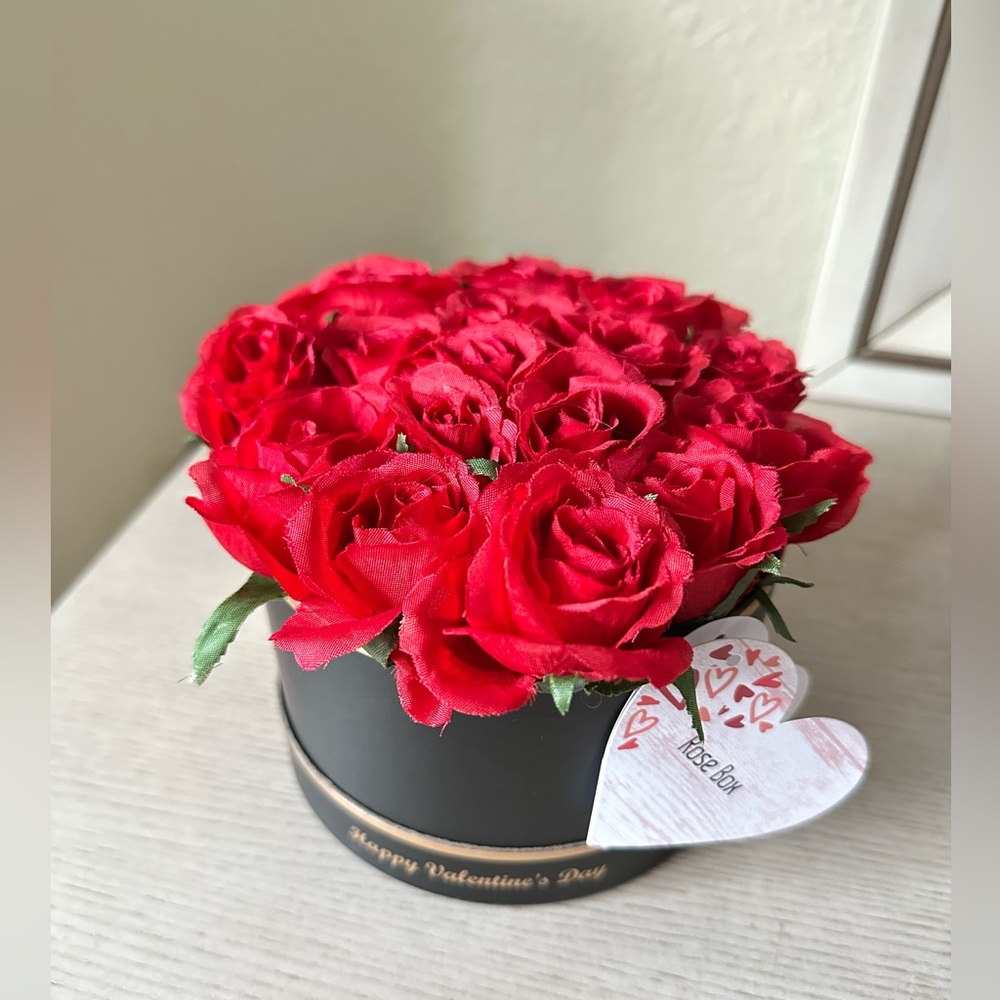 VALENTINE’S DAY ARTIFICIAL RED ROSE BOX - Picture 2 of 6